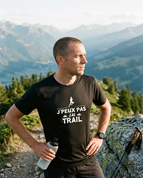 Maquette de T-shirt respirant Homme « J'Peux Pas, J'ai Trail ! - Humour Sportif » à personnaliser