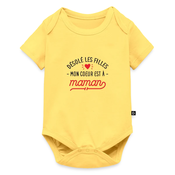 Maquette de Body à manches courtes Premium Bébé « Désolé les Filles, Mon Cœur est à Maman : T-shirt Bébé » à personnaliser