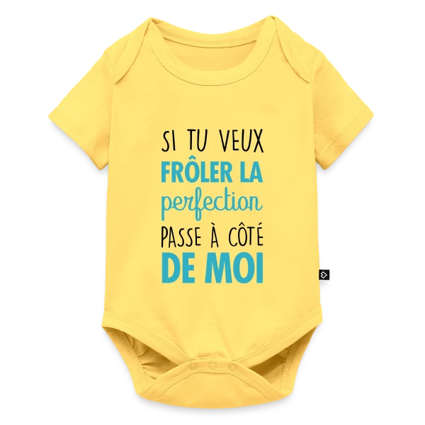 Maquette de Body à manches courtes Premium Bébé « Si tu veux frôler la perfection, passe à côté de moi » à personnaliser