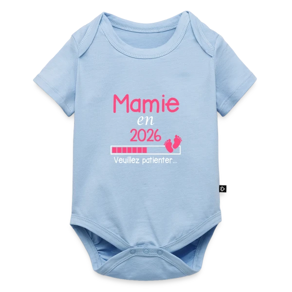 Maquette de Body à manches courtes Premium Bébé « Mamie en 2026 : Annonce de Grossesse Humour » à personnaliser