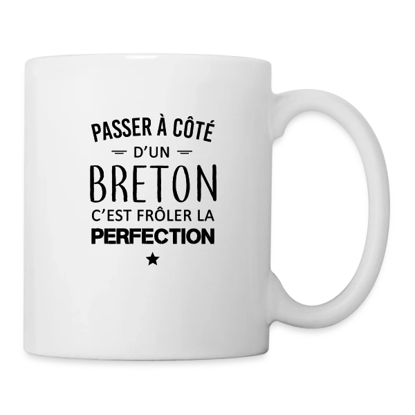Frôler la Perfection : L'Humour Breton sur Mug blanc