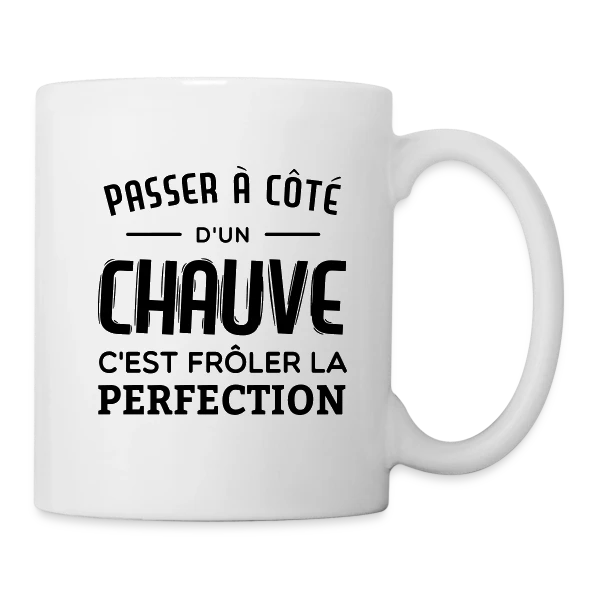 Chauve et Parfait : L'Humour Assume
R sur Mug blanc