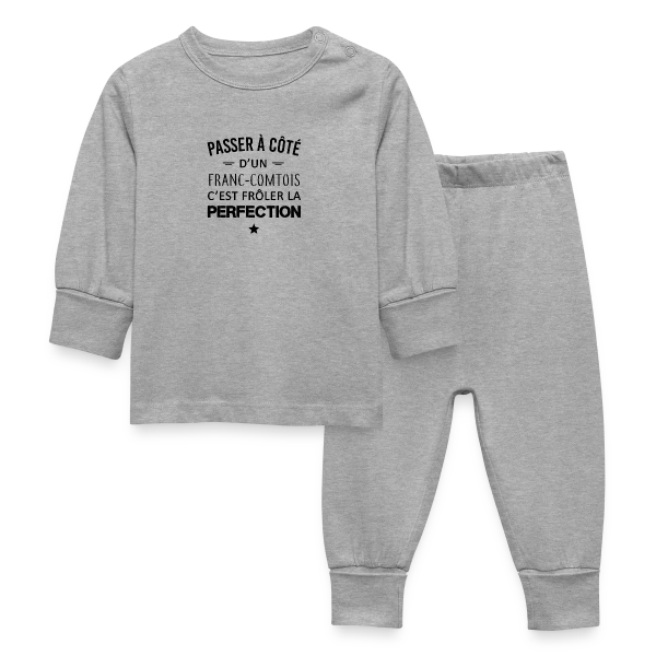 Franc-Comtois : Touchez la Perfection du Doigt sur Pyjama Bébé