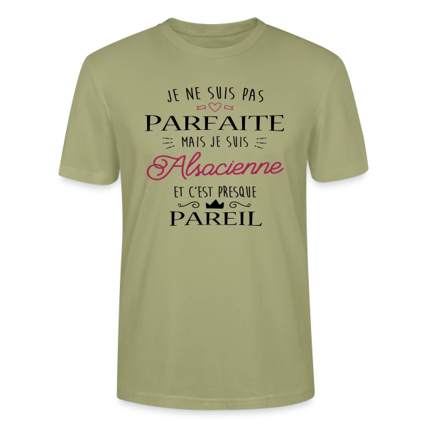Maquette de T-shirt bio CRAFTER Stanley Stella Unisexe « Pas Parfaite Mais Alsacienne » à personnaliser