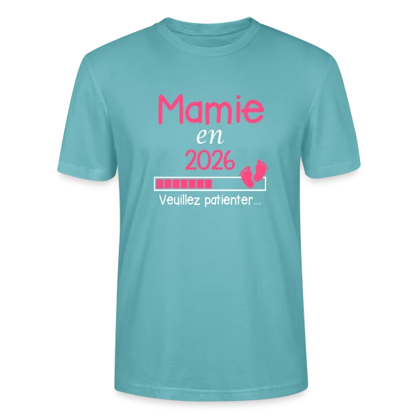 Maquette de T-shirt bio CRAFTER Stanley Stella Unisexe « Mamie en 2026 : Annonce de Grossesse Humour » à personnaliser