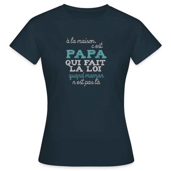 Maquette de T-shirt Femme « Papa fait la loi » à personnaliser