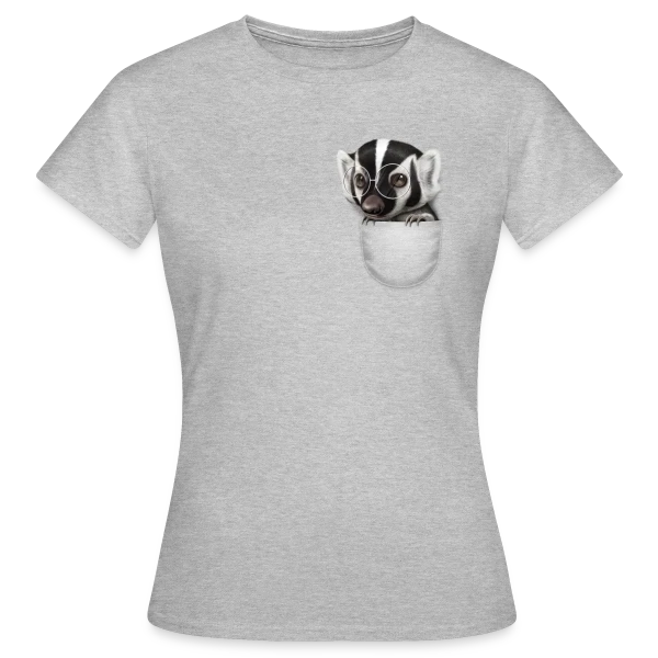 Maquette de T-shirt Femme « Blaireau de Poche Caché » à personnaliser