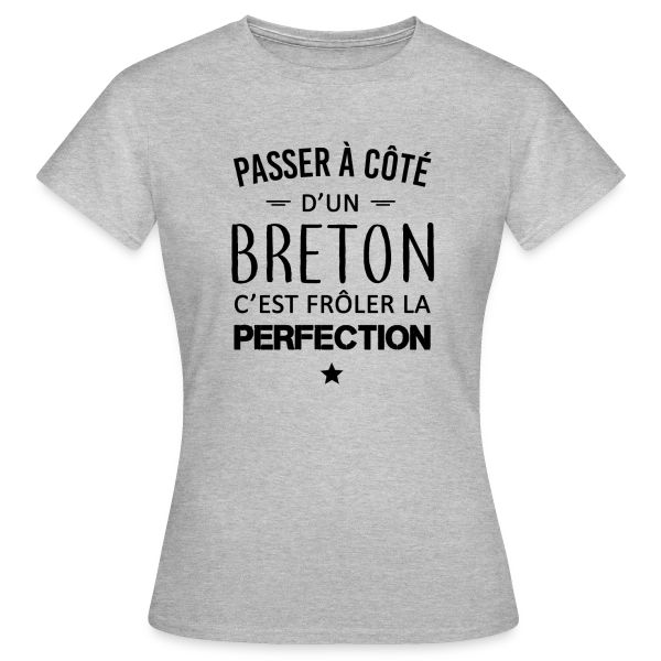 Maquette de T-shirt Femme « Frôler la Perfection : L'Humour Breton » à personnaliser