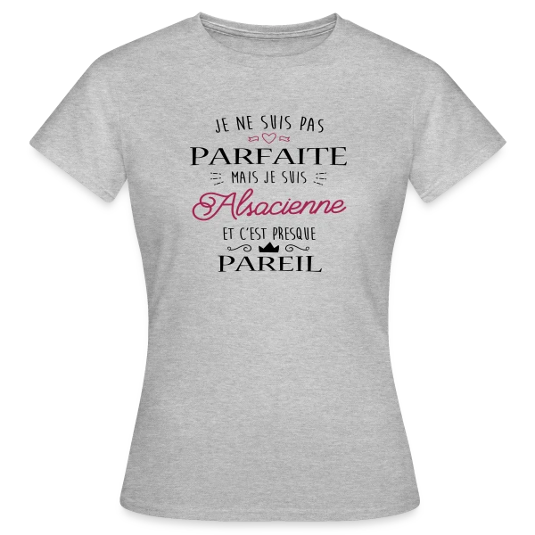 Maquette de T-shirt Femme « Pas Parfaite Mais Alsacienne » à personnaliser