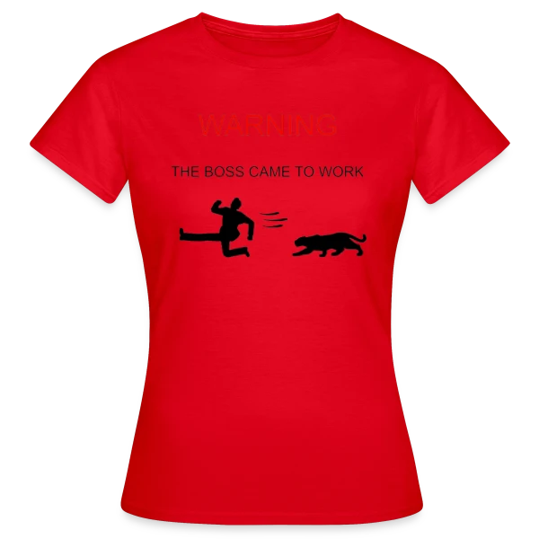 Maquette de T-shirt Femme « Attention : Le Patron est Arrivé » à personnaliser
