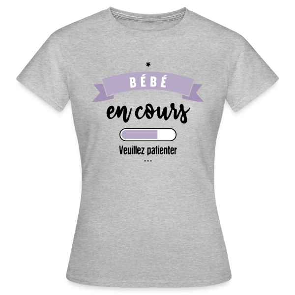 Maquette de T-shirt Femme « Bébé en Cours : Annonce Humoristique & Originale » à personnaliser