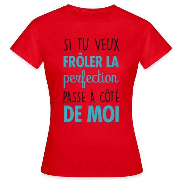 Maquette de T-shirt Femme « Si tu veux frôler la perfection, passe à côté de moi » à personnaliser