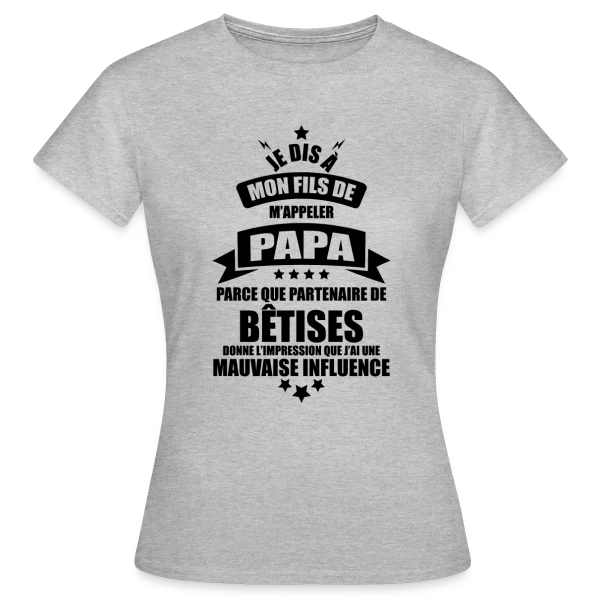 Maquette de T-shirt Femme « Super Papa : Le Vrai Partenaire de Bêtises en Famille » à personnaliser