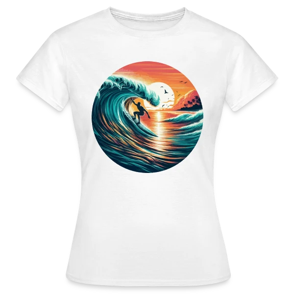 Maquette de T-shirt Femme « Sunset Surfer | T-Shirt Ambiance Plage & Coucher de Soleil » à personnaliser