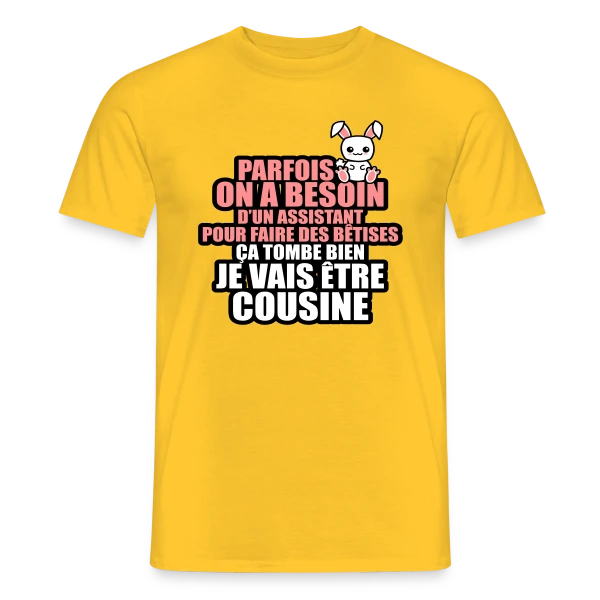 Maquette de T-shirt homme « Humour Future Cousine : Besoin D'un Assistant Pour Bêtises » à personnaliser