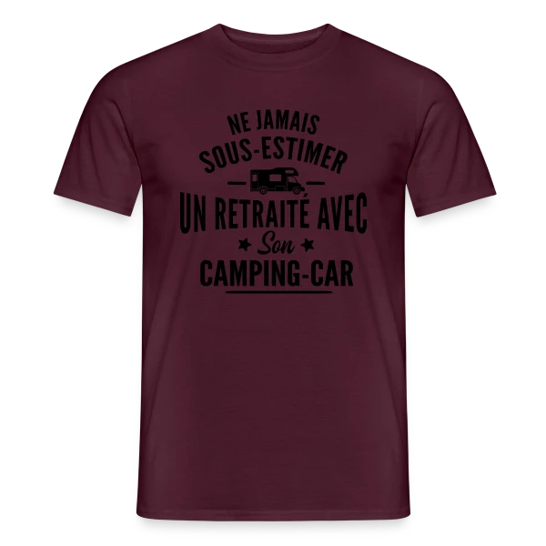 Maquette de T-shirt homme « Ne Jamais Sous-Estimer un Retraité en Camping-Car » à personnaliser