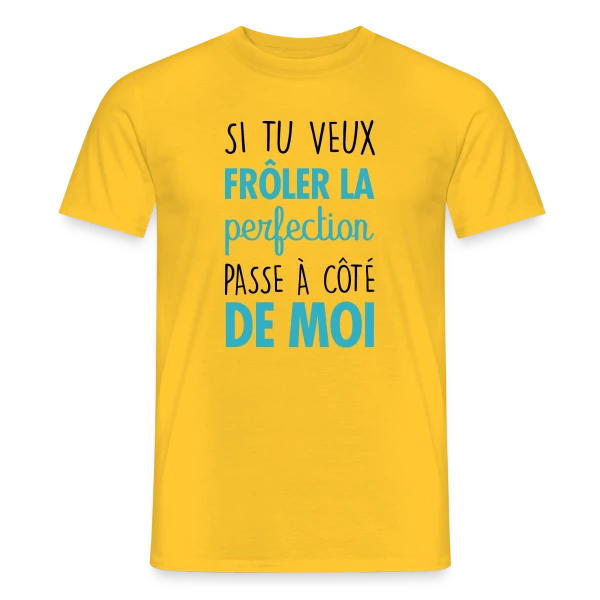 Maquette de T-shirt homme « Si tu veux frôler la perfection, passe à côté de moi » à personnaliser