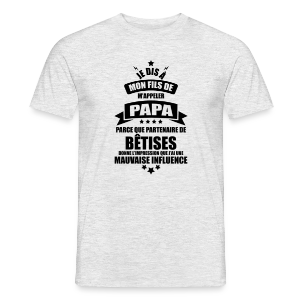 Maquette de T-shirt homme « Super Papa : Le Vrai Partenaire de Bêtises en Famille » à personnaliser