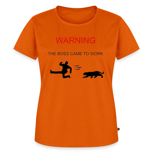 Maquette de T-shirt Premium bio Femme « Attention : Le Patron est Arrivé » à personnaliser