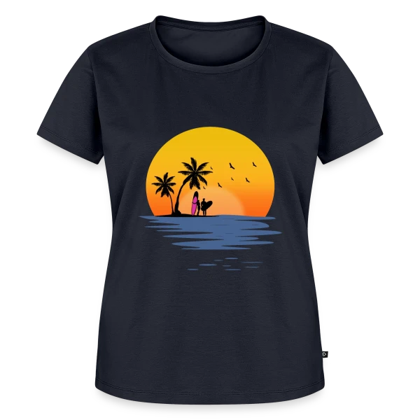 Maquette de T-shirt Premium bio Femme « Coucher de Soleil Plage Surfeurs » à personnaliser