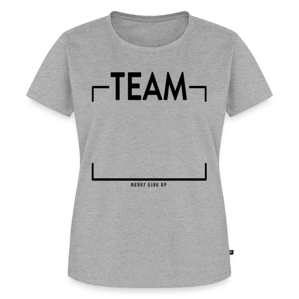 Maquette de T-shirt Premium bio Femme « Personnalisé 'Never Give Up' - Votre Équipe au Sommet » à personnaliser
