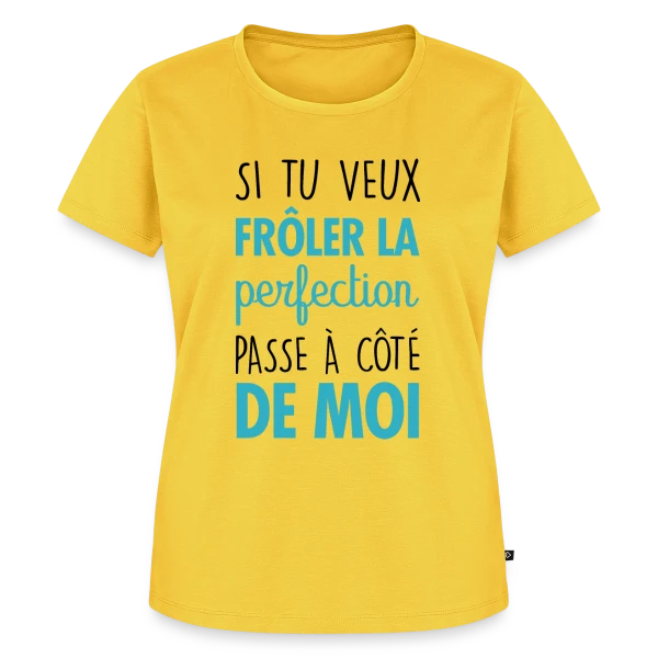 Maquette de T-shirt Premium bio Femme « Si tu veux frôler la perfection, passe à côté de moi » à personnaliser