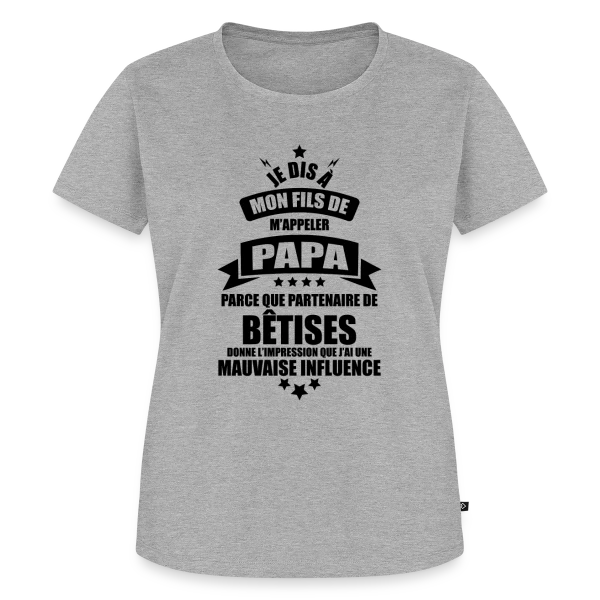 Maquette de T-shirt Premium bio Femme « Super Papa : Le Vrai Partenaire de Bêtises en Famille » à personnaliser
