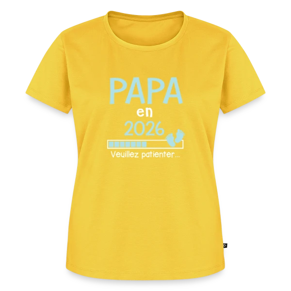 Maquette de T-shirt Premium bio Femme « Papa en 2026 : Annonce de Grossesse Humour » à personnaliser