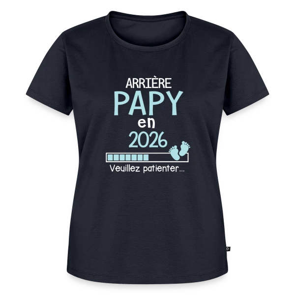 Maquette de T-shirt Premium bio Femme « Arrière Papy en 2026 : Annonce de Grossesse Humour » à personnaliser