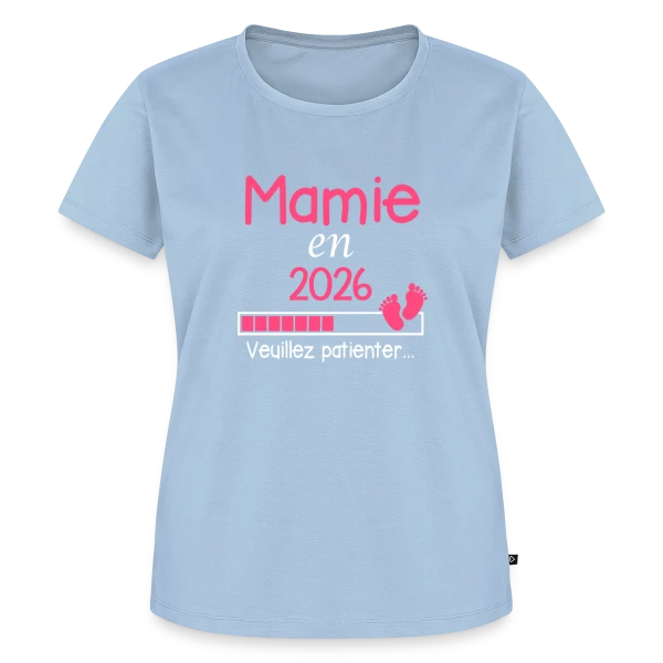 Maquette de T-shirt Premium bio Femme « Mamie en 2026 : Annonce de Grossesse Humour » à personnaliser