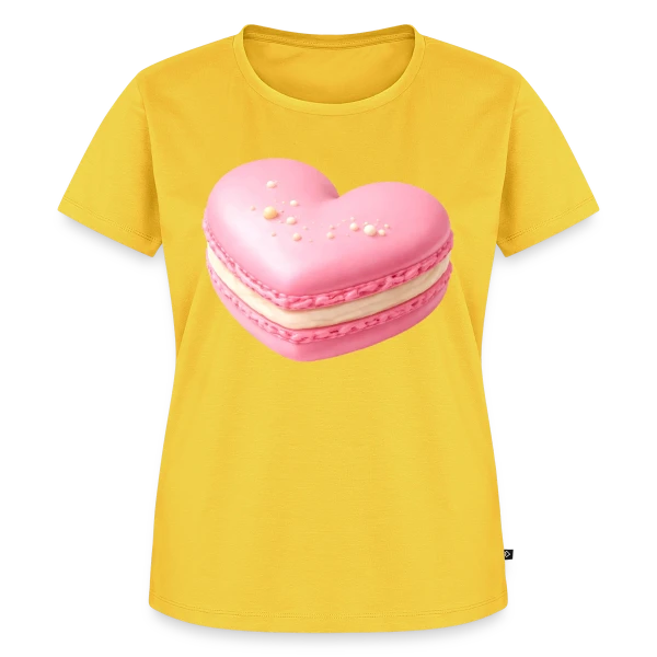 Maquette de T-shirt Premium bio Femme « Macaron Cœur - Déclaration Gourmande » à personnaliser