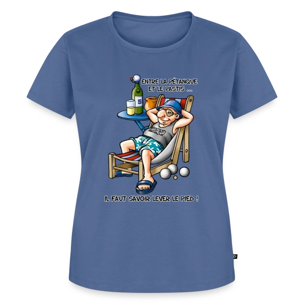 Maquette de T-shirt Premium bio Femme « Entre la Pétanque et l'Apéro » à personnaliser
