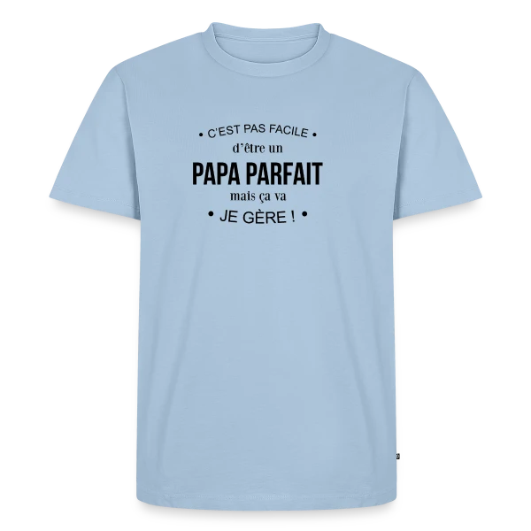 Maquette de T-shirt Homme Bio - Humour Papa : Pas Facile d'Être Parfait, mais Je Gère! à personnaliser