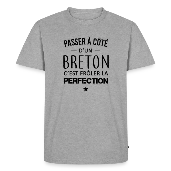 Maquette de T-shirt Premium bio Homme « Frôler la Perfection : L'Humour Breton » à personnaliser