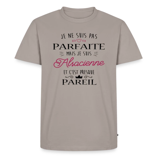 Maquette de T-shirt Premium bio Homme « Pas Parfaite Mais Alsacienne » à personnaliser