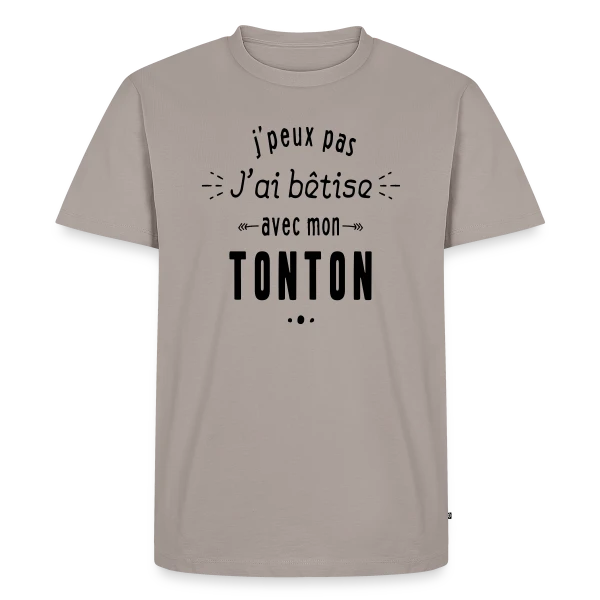 Maquette de T-shirt Premium bio Homme « Complice de Bêtises avec Tonton » à personnaliser