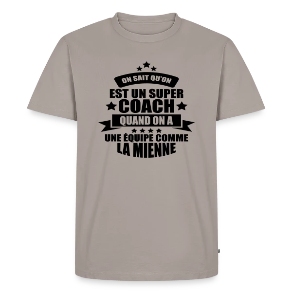 Maquette de T-shirt Premium bio Homme « Humour Coach : Fier d'être un Super Coach » à personnaliser
