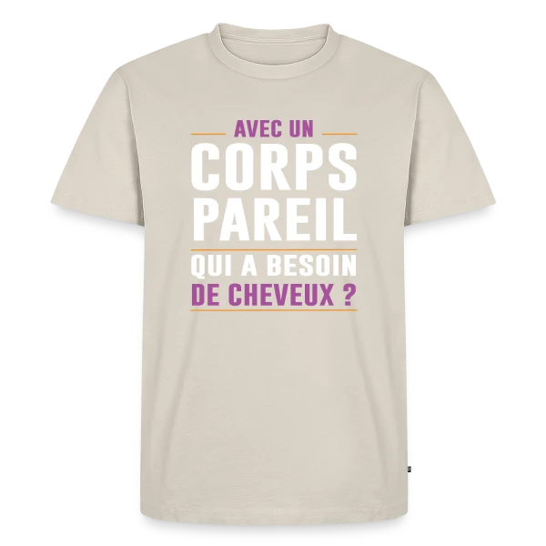 Maquette de T-shirt Premium bio Homme « Avec un Corps Pareil, qui a Besoin de Cheveux ? - Humour Chauve » à personnaliser