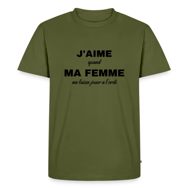 Maquette de T-shirt Premium bio Homme « Ma Femme Me Laisse Jouer à l'Ordi : Humour Gamer » à personnaliser