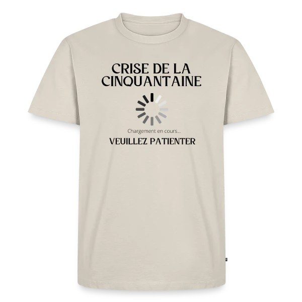 Maquette de T-shirt Premium bio Homme « Crise Cinquantaine Chargement » à personnaliser