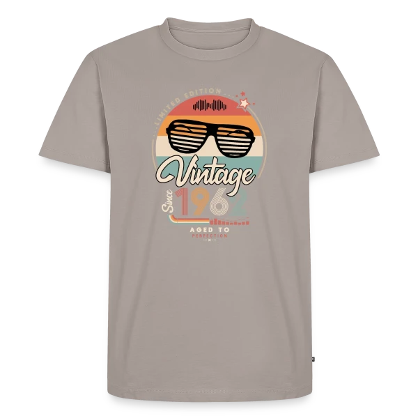 Maquette de T-shirt Premium bio Homme « Vintage Depuis 1962 : Un Classique Rétro » à personnaliser