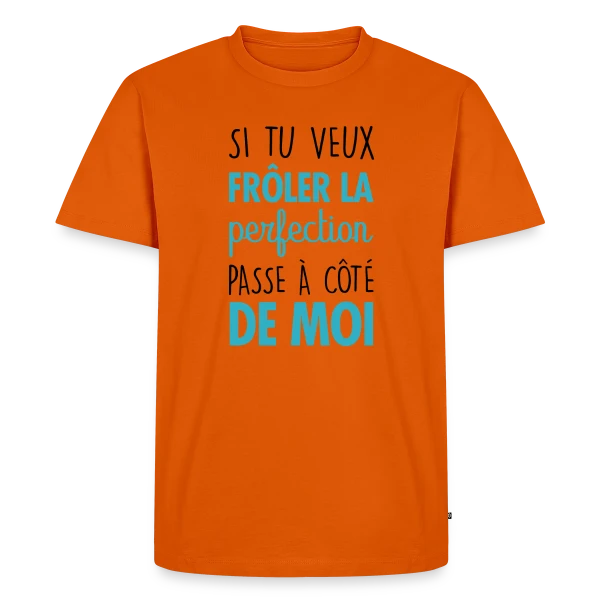 Maquette de T-shirt Premium bio Homme « Si tu veux frôler la perfection, passe à côté de moi » à personnaliser