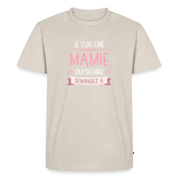 Maquette de T-shirt Premium bio Homme « Mamie Qui Déchire : Demandez aux [Prénoms Personnalisés] » à personnaliser