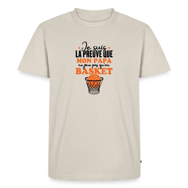 Maquette de T-shirt Premium bio Homme « Je suis la Preuve que Papa ne joue pas QU'au Basket » à personnaliser