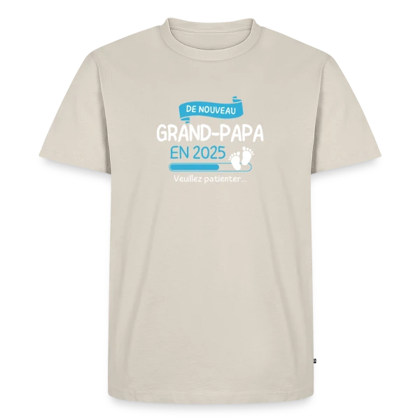 Maquette de T-shirt Premium bio Homme « 'De Nouveau Grand-Papa en 2025' ? Annonce Grossesse Humoristique » à personnaliser