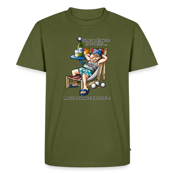 Maquette de T-shirt Premium bio Homme « Entre la Pétanque et l'Apéro » à personnaliser
